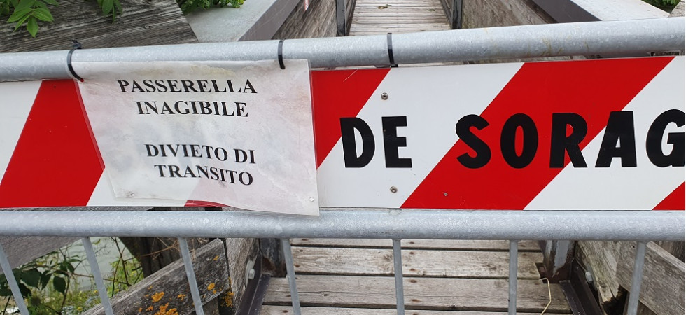 La passerella sull'Avisio è chiusa dalla tempesta Vaia